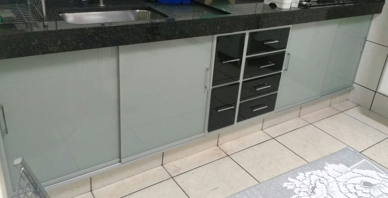 Armario de Cozinha preto com cinza.jpeg Armario de Cozinha preto com cinza.jpeg